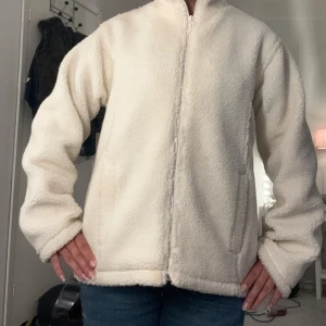 Teddy jacka  - Så mysig teddy jacka till hösten, köpte begagnat men kommer inte längre till användning 