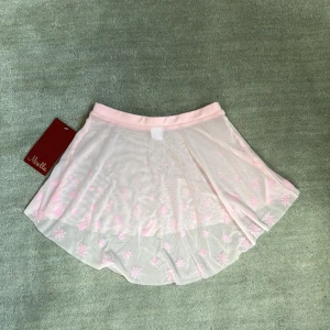 Balett kjol 🩰  - Rosa balett kjol från märket Mirella. Nytt pris 265kr och mitt pris är 150kr. Den är ganska stor i storleken 🌟 