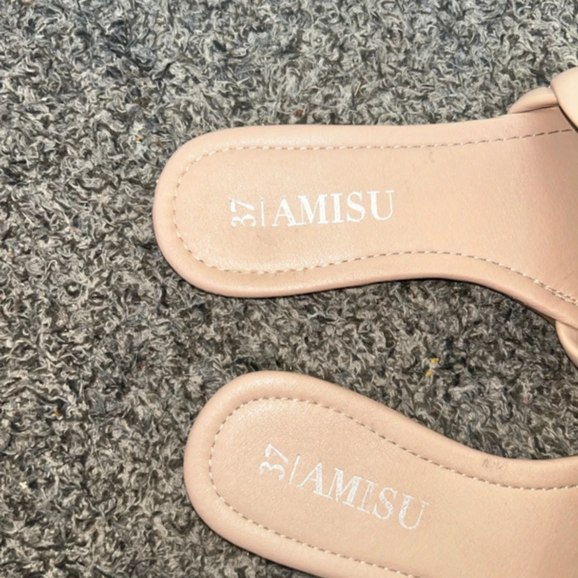 Beige flätade sandaler från Amisu - 2