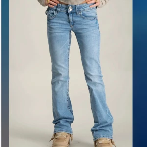 Ljusblå low waist bootcut jeans - Snygga ljusblå jeans med bootcut passform och klassisk femficksdesign. Jeansen har låg midja och är tillverkade i mjukt denimtyg som ger en avslappnad vibe. Perfekta att styla med sneakers eller boots för en cool look. Är storlek 158 men är korta i storleken så skulle säga att det passar även  152. Hör av dig vid minsta lilla fråga! Säljer pga att de tyvärr var för små för mig. Använd ett par gånger,men är nästan i nyskick,säljer för 250kr,nypris är 399krHar sytt lite på baksidan.skriv för merℹ️!