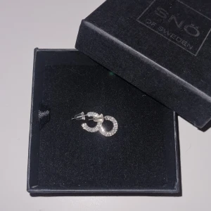 Snö of sweden - Silverörhängen - Jätte fina, helt nya par örhängen från Snö of sweden. Säljer då jag fick dem i present för ett tag sen men har inte använt dem då jag oftast använder guld. Ask och påse medföljer!