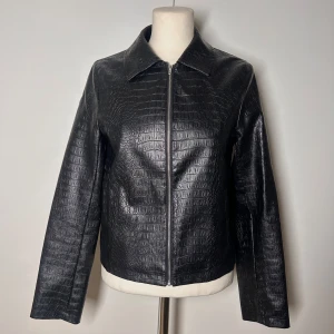 Skinnjacka NA-KD - Mönstrad skinnjacka. Storlek 34.  Köp sker via köp nu, jag postar inom 24h. Kvar tills markerad såld 