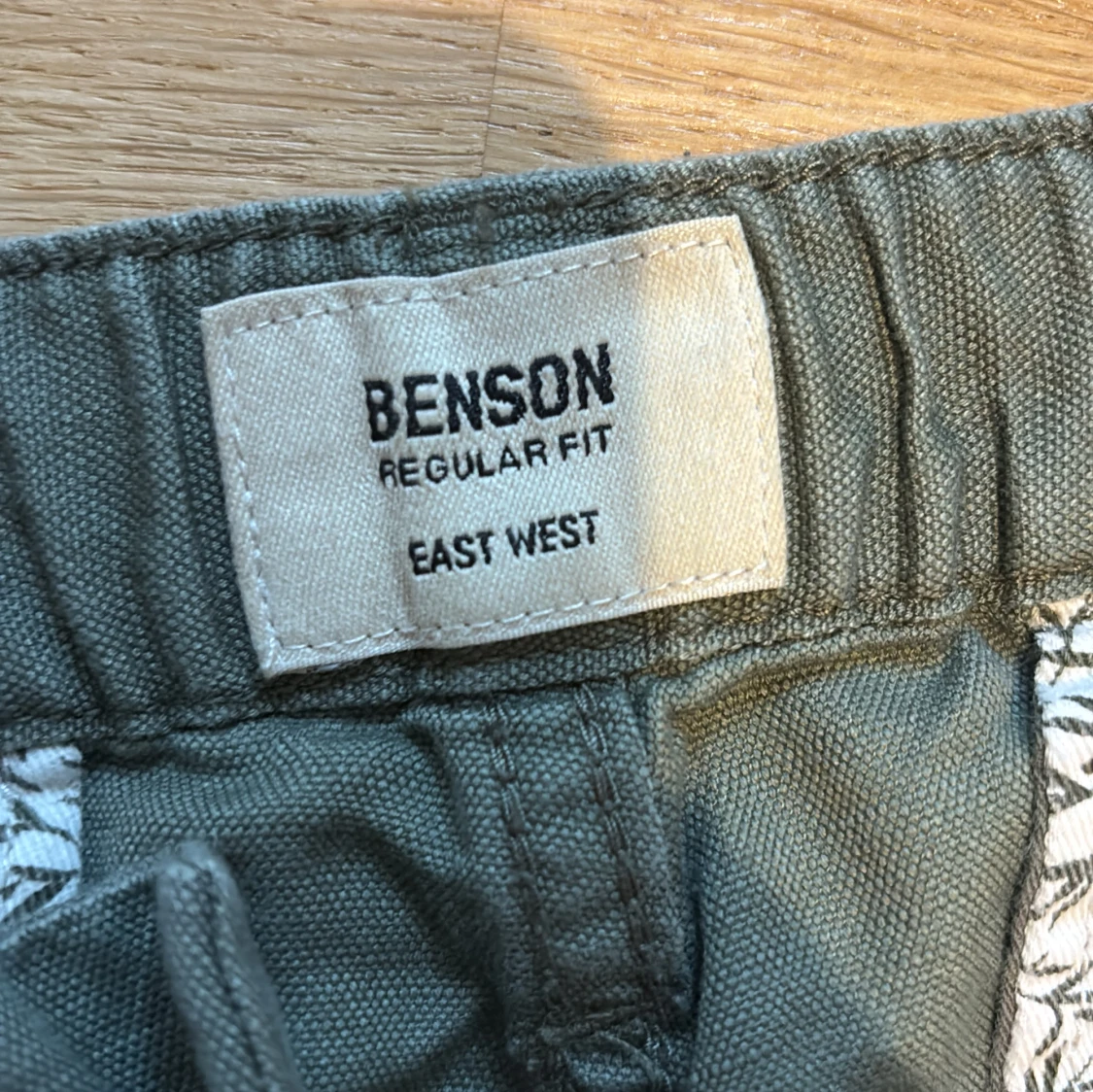 Olivgröna shorts från Benson - 2