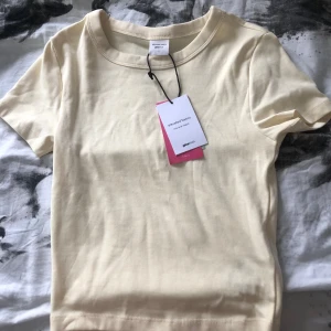 Gul T-shirt - Gul t-shirt ifrån Gina som aldrig blivit använd med prislappen kvar