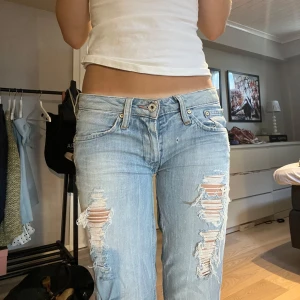 Unika jeans - Säljer då dom tyvärr inte kommer till användning. Har gjort hålen själv och sytt om dom tajtare i låren. Dom har små defekter på baksidan, be om fler bilder!!💕