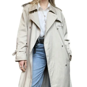 Beige trenchcoat med coolt foder - Köpt tidigare på Depop. Model 167 cm S/36
