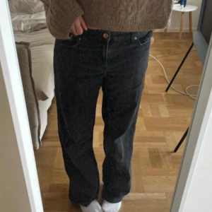 Midwaist jeans  - Snygga jeans med loose fit, köpta begangnat men sällan använda. Passar mig bra i längd som är 163 💓