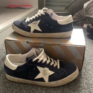 Golden goose - Säljer mina marinblåa golden goose. Pga dom inte passar längre, dom är i helt ny kvalitet förutom sulan som har tappat lite(sista bilden) annars helt nya och fräscha. Kan gå ner i pris vid snabb affär!