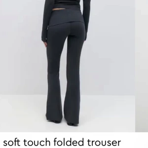 Yoga pants - Jätte snygga yoga pants i mörk grå från Gina tricot, använda fåtal gånger så i bra skick. 