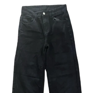 Svarta straight jeans - Svarta jeans med raka ben och snygga fickor med knapp bak. Perfekta för en clean och stilren look. Bekväma och i bra skick, perfekta för streetstyle och vardagsbruk. Säljes pga garderobsrensning. Snabb leverans!📦