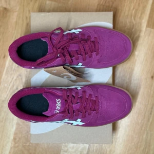 Asics skyhand og sneakers - This pair of shoes was a gift and has never been used.