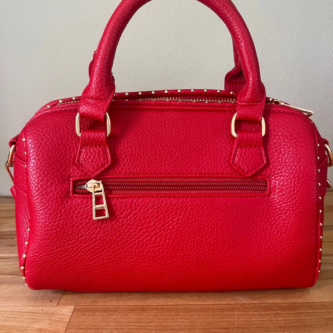 Röd handväska med gulddetaljer - 1
