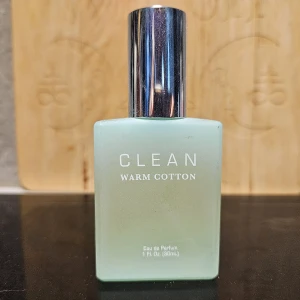 CLEAN Warm Cotton Eau de Parfum 30ml - Fräsch parfym från CLEAN i doften Warm Cotton. Flaskan är frostad ljusblå med silverfärgad metallkork och rymmer 30 ml. Minimalistisk och stilren design som känns modern och enkel att ta med i väskan.