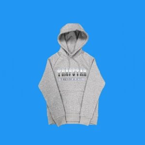 TRAPSTAR CHENILLE DECODED 2.0 - Snygg grå hoodie med tryck framtill och klassisk huva med snörning. Tröjan har långa ärmar, ribbade muddar och en stor magficka. Perfekt för dig som gillar en avslappnad och sportig stil.