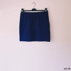 Mörkblå kortkjol från Amisu strl 40 - Säljer en enkel och stilren mörkblå kortkjol från Amisu. Kjolen har resår i midjan för en bekväm passform och är perfekt att matcha med både sneakers och boots. Tidlös modell som funkar till många olika looks.  Lite trådsläpp annars helt & fint skick