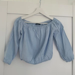 Ljusblå offshoulder blus från Brandy Melville - Supersöt ljusblå blus med offshoulder-modell från Brandy Melville i linneliknande tyg💕💗 jättesöt!