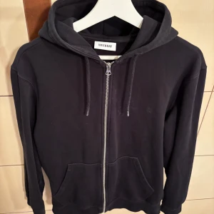 Weekday zip-hoodie - Säljer denna feta Weekday zip hoodien som är väldigt sparsamt använd! Väljer du att betala direkt via Swish kan jag gå ner lite i pris eftersom vi då slipper all väntetid som tillkommer via betalning genom Plick!🏆 Skicka ett PM vid frågor eller funderingar.
