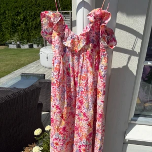 Lång sommarklänningar  - Jättefin populär lång klänning ifrån h&m, jättebra skick, skriv för fler bilder eller prisförslag💗💐(samma modell som klänningen på sista bilden)