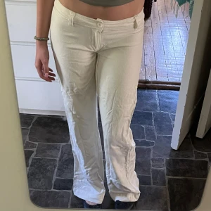 Linnebyxor  - Lågmidjade linnebyxor från Brandy Melville!🤩 Smutsiga längst ner på byxan på baksidan som jag ej får bort i tvätten (bild 5). Står ej storlek men skulle säga S. 