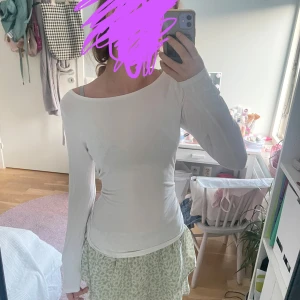 Vit långärmad topp från H&M - En basic vit långärmad topp från H&M med rund halsringning och tight passform. Tillverkad i mjuk bomull som är skön mot huden. Perfekt att styla med kjol eller jeans för en clean och enkel look.