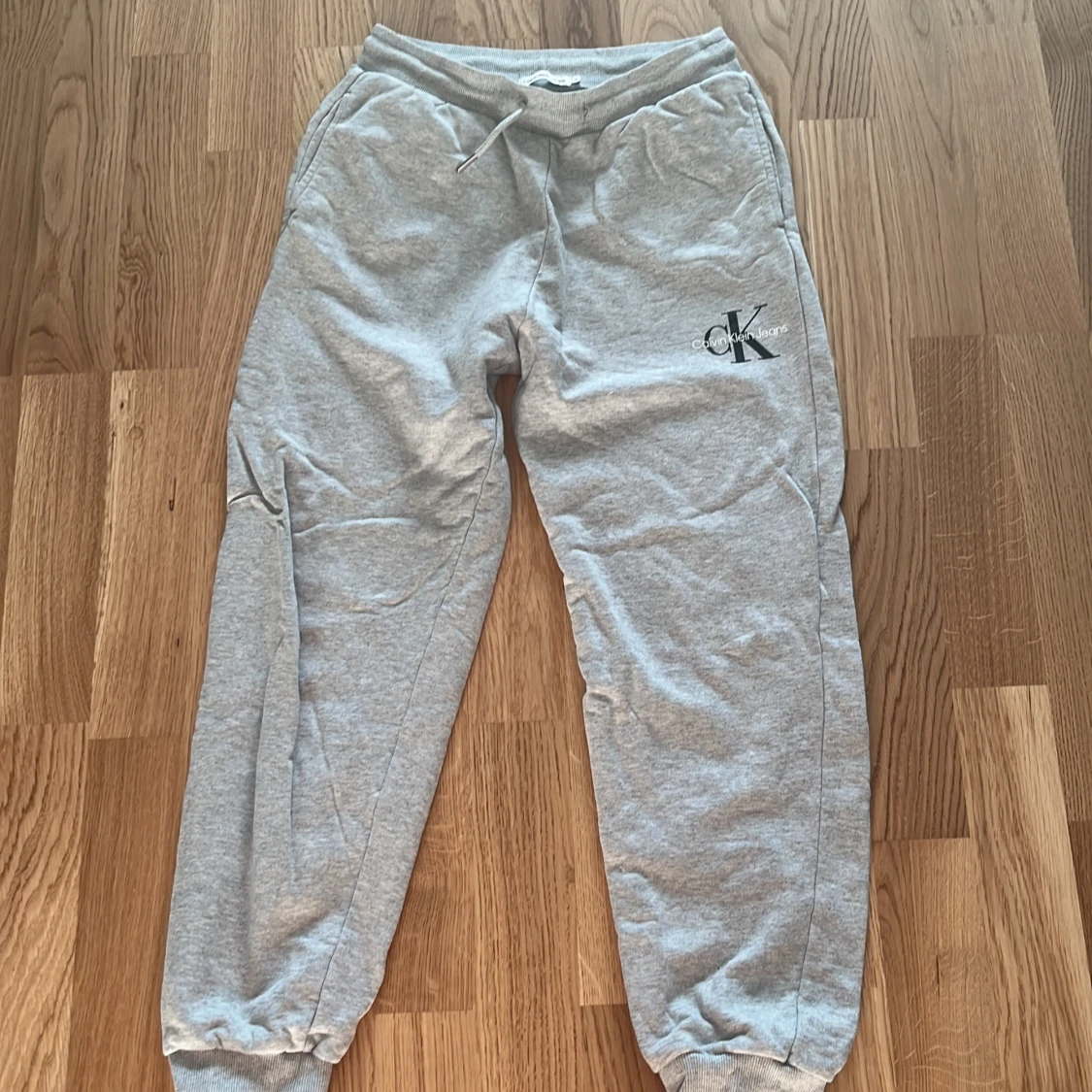 Grå mjukisbyxor Calvin Klein Jeans