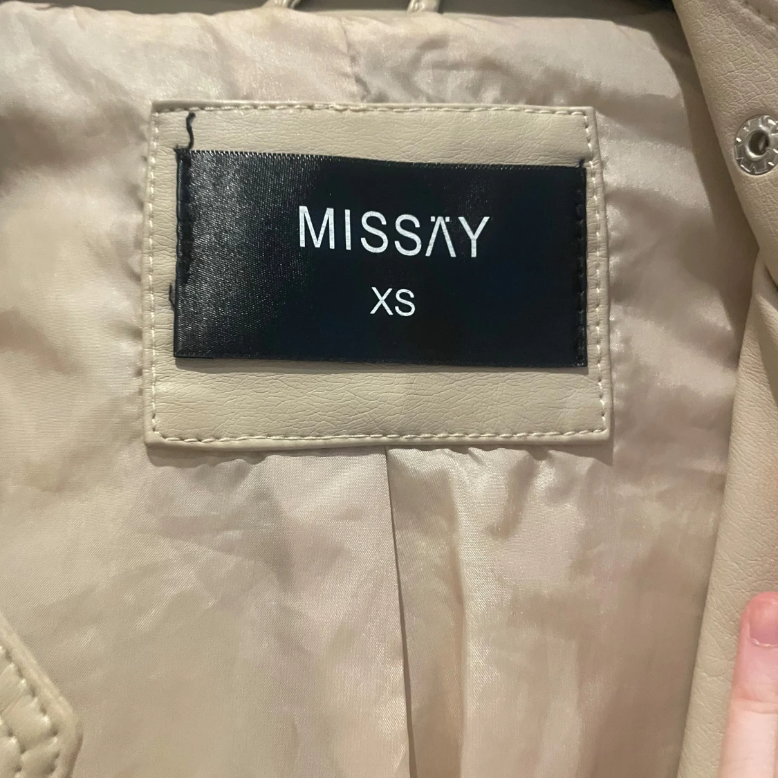 Beige skinnjacka från Missäy - 1