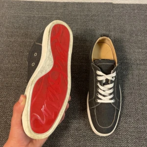 Louboutin skor - Tja, jag säljer nu dessa äkta Christian Louboutin skor för endast 1899kr (inget og), dessa skor är i mycket bra skick och har bara använts ett fåtal gånger. Jag köpte dessa skor på plick för ca 2999kr och säljer dem pga att dem var för små för mig. Priset kan diskuteras vid snabb affär.