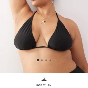 Svart trekantsbikini med knyt - Snygg svart bikini med klassisk trekantsmodell och tunna knytband i nacken och ryggen. Tillverkad i mjukt och stretchigt syntetmaterial. Nyskick - aldrig använd!