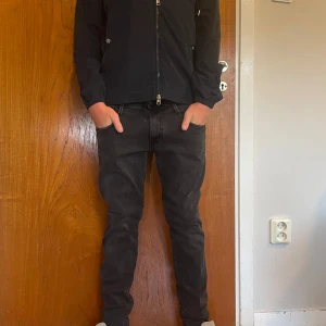 Replay jeans - Säljer ett par svarta jeans från replay. Jeansen har en snygg tvättad look och slim passform. Storlek: W32 L32.