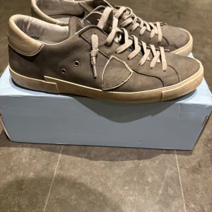 Philippe model - Jag säljer ett par exklusiva Philippe Model-sneakers i storlek 43. Skorna är i mycket bra skick och levereras med originalförpackning.  Säljer dem eftersom de inte längre kommer till användning.  Nypris: 4 500 kr Mitt pris: 1300 kr  Hör av dig vid intresse! Först till kvarn. Kan skickas eller mötas upp.