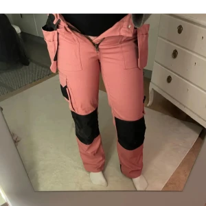 Rosa arbetsbyxor Bluewear  - Helt oanvända! Råkade klippa bort lappen innan jag prövade dom och nu kan jag inte lämna tillbaka dom! Säljer dom då dom var för små! 💞💞