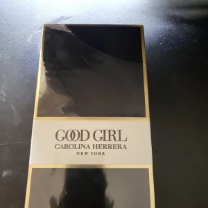 Good Girl parfym från Carolina Herrera - Säljer en ikonisk Good Girl parfym från Carolina Herrera. Flaskan är formad som en högklackad sko i svart och guld med CH-logga i guld. Lyxig och snygg design som verkligen sticker ut på hyllan. Perfekt för dig som gillar eleganta och unika parfymer.