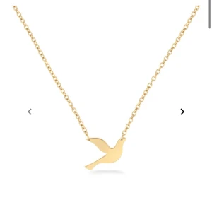 Gulligt Edblads halsband med fågel  - Säljer mitt guldiga halsband med fågelberlock från Edblad🩷Halsbandet är i fint skick och användt fåtal gånger. Färgen bli lite konstig i kamera på bild 2 (Ord pris 299kr) Orginalask medföljer ej. Pris går att diskutera!