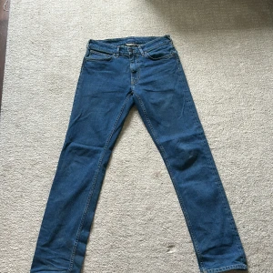 Blå jeans 29/32 gant - Säljer ett par klassiska blå skinny jeans från gant. , normal midja och raka benslut. Jeansen är i ett mjukt denimtyg