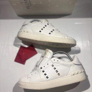 Valentino skor - Hej! Säljer nu mina skor från märket Valentino, storlek 39.5 bra skick, allt på bilden ingår. Tveka inte på att höra av dig om du har frågor eller funderingar kring skorna! 