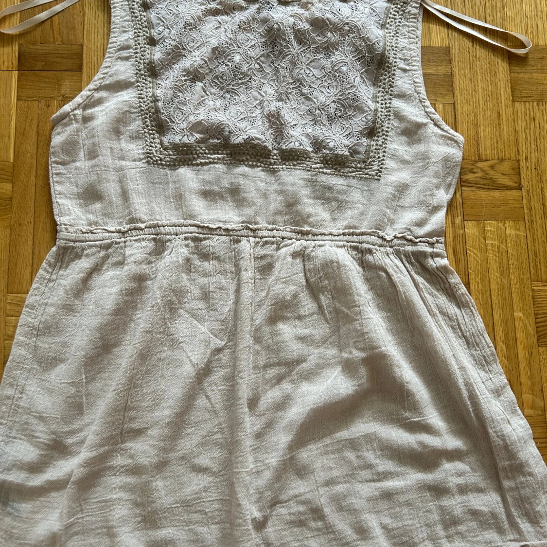 Beige broderad kortklänning Love Stitch - 1