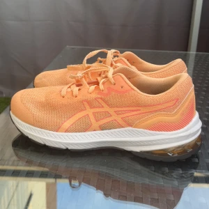 Asics träningsskor  - Använda fåtal gånger men är i toppen skick!