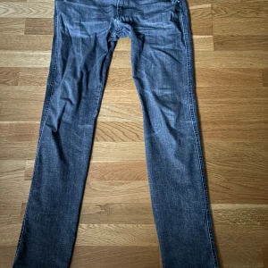 Tjena säljer dessa goa gråa replay jeans - Säljer ett par schyssta mörkgrå replay jeans som är riktigt bra skick , de har slitningar som är designade så. Priset kan diskuteras, fråga mig om fler bilder om du vill ha 🙏