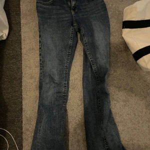 Blå bootcut jeans från Perfect Jeans - Snygga blå jeans från Gina tricot/ bootcut-modell. De är  stretchiga och bekväma men passar inte mig, använda 1 gång