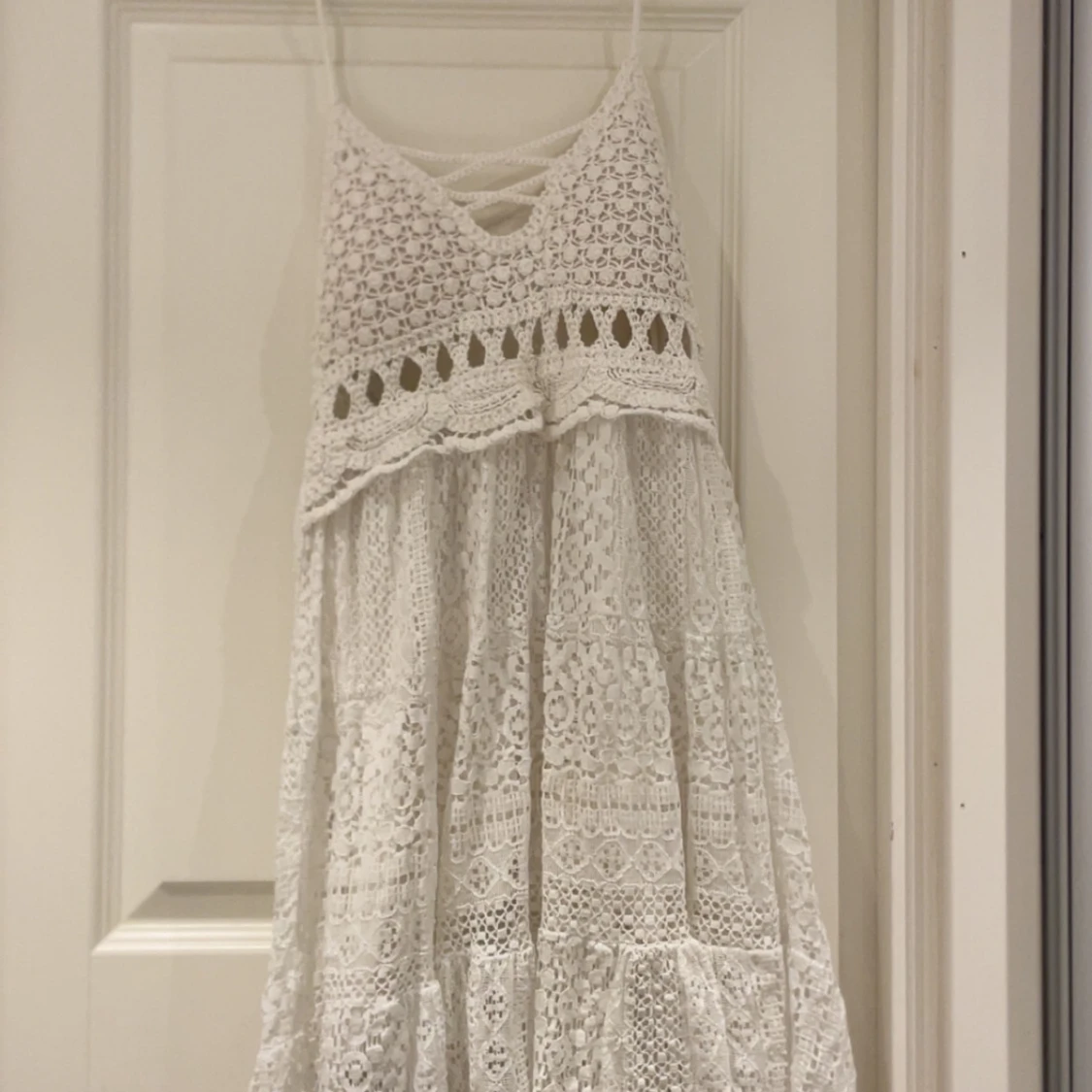 Vit spetsklänning med snörning - 1