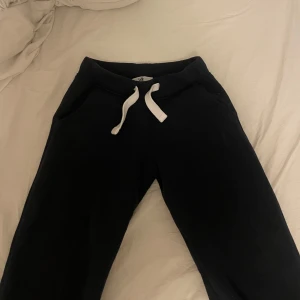 Russemerch navy mjukisbyxor - Navy mjukisbyxor från russemerch i XXS. Inga skador eller fläckar, som nya och har bara blivit använda ungefär 3 gånger. Jag säljer pga för små, jag är 160 prick och jag tycker dom är lite för korta💕
