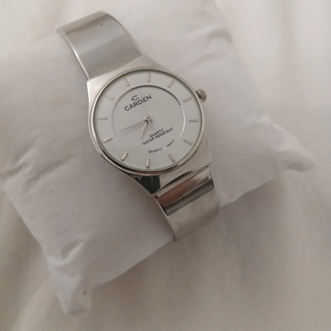 Silverfärgad klocka från Carden