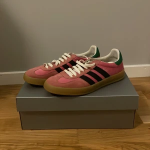 Adidas Gazelle X Gucci ”Pink velvet” - Nya skor med extra snöre. Saknar box. Autentiska ( om du behöver se detaljer så är det bara att skriva ) Nypris 9500. Pris kan diskuteras vid seriös köpare.