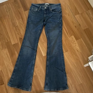 Snygga bootcut jeans från gina - Säljer mina blåa, low waist, bootcut jeans från gina pga dubbelköp. Använt max 2 gånger. Har inga tecken på användning. s. 38. Jag är 165 och dom passar mig perfekt