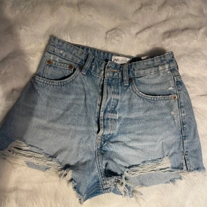 Zara jeans shorts - Storlek 36, säljer då dem ej används. Passar en S