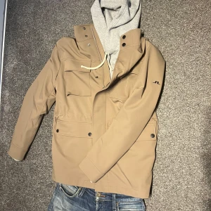 J.Lindeberg field jacket  - Field jacket från J.Lindeberg. Den är använd ett få antal gånger men är i mycket bra skick. Jackan är i storlek M men den är stor i storleken så passar även L. Perfekt för höst och sommar. Nypris ca 4200kr! Pris kan diskuteras!!