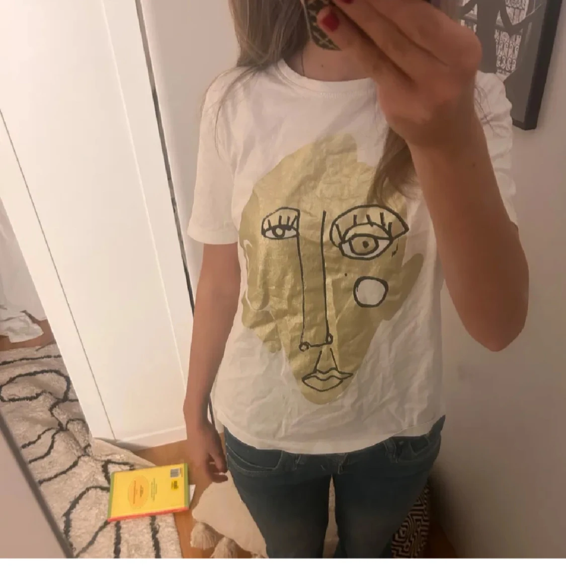 Vit t-shirt med konstnärligt ansikte