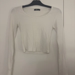 Vit ribbad långärmad topp från New Yorker - Säljer en fin vit ribbad långärmad topp från New Yorker i storlek S. Använd några gånger💞köparen står alltid för frakten!