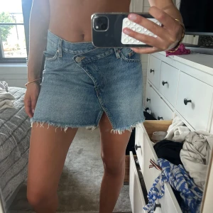 Blå jeanskjol med fransig kant - Säljer super fin jeans kjol Waow😍