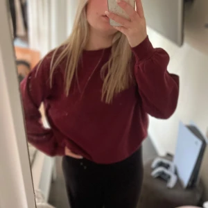 Vinröd sweatshirt - Säljer en vinröd sweatshirt med rund hals och långa ärmar. Väl använd men fortfarande väldigt fin💗